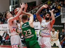 ING Basketbol Süper Ligi'nin 26. haftasında Aliağa Petkimspor ile Frutti Extra Bursaspor karşılaştı. Aliağa Petkimspor'dan Peyton James Aldridge (solda) ve Nusret Yıldırım (sağda) bir pozisyonda Frutti Extra Bursaspor'dan David John Dudzinski (ortada) ile mücadele etti. ( Ömer Evren Atalay - Anadolu Ajansı )