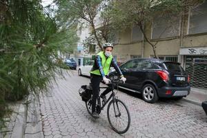İzmir'de yaklaşık 40 kişiden oluşan BisiDestek ekibi, yeni tip koronavirüs (Kovid-19) nedeniyle sokağa çıkması kısıtlananların ihtiyaçlarını bisikletleriyle karşılıyor. Yardıma ihtiyacı olanlara eldiven ve maske takarak ulaşan gönüllüler, siparişleri aldıktan sonra alışveriş yapıyor ve hijyen kurallarına dikkat ederek kapıya kadar getiriyor.  ( Mehmet Emin Mengüarslan - Anadolu Ajansı )