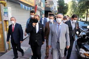 İzmir'de İçişleri Bakanlığının valiliklere gönderdiği "Koronavirüs Denetimleri" genelgesi kapsamında kent genelinde pazarlar, iş yerleri, marketler, toplu taşıma araçları, alışveriş alanları, lokantalar ve kafeteryalarda denetimler yapılıyor. Vali Yavuz Selim Köşger'in (sağ 2) Konak ilçesinde katıldığı çalışmalarda, işletmelerde sosyal mesafe kuralı, hijyen ve maske kullanımı zorunluluğuna uyulup uyulmadığı denetlendi. ( Tezcan Ekizler - Anadolu Ajansı )