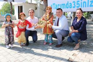 İzmir'in Bergama ilçesinde Tarım ve Orman Bakanlığının "Tarımda 35'in İzi" projesi kapsamında Yalnızev Mahallesi'nde düzenlenen "Tarla Günü" etkinliğinde ilçede ilk kez ekilen kınalı bamyanın hasadı gerçekleştirildi. ( Metin Aydemir - Anadolu Ajansı )