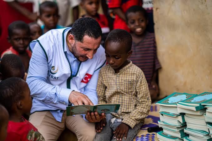 Hayrat İnsani Yardım Derneği tarafından "Dünya Kur'an Okuyor" kampanyası kapsamında İzmir'den Cibuti'ye 30 bin Kur'an-ı Kerim gönderildi.  ( Hayrat İnsani Yardım Derneği  - Anadolu Ajansı )
