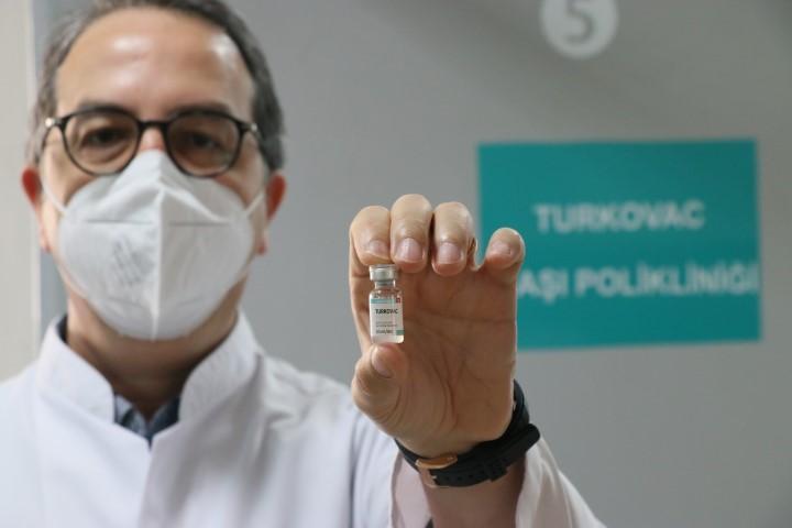 Sağlık Bakanlığı Koronavirüs Bilim Kurulu Üyesi Prof. Dr. Alper Şener, Türkiye'nin geliştirdiği TURKOVAC aşısının Faz-3 çalışmalarının tamamlanması için "1000 kahraman"a ihtiyaç olduğunu söyledi. ( Tezcan Ekizler - Anadolu Ajansı )