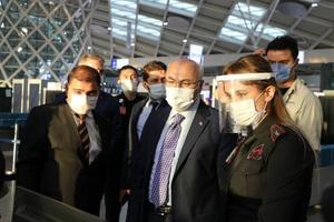 İzmir Valisi Yavuz Selim Köşger (sağ2) Adnan Menderes Havalimanında gerçekleşen Kovid-19 denetimlerine katıldı. ( Yusuf Şahbaz - Anadolu Ajansı )
