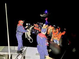 İzmir'in Karaburun, Dikili, Çeşme ve Seferihisar ilçeleri açıklarında 20 düzensiz göçmen kurtarıldı, 90 göçmen yakalandı. Ayrıca 2 göçmen kaçakçılığı şüphelisi gözaltına alındı. ( Sahil Güvenlik Komutanlığı - Anadolu Ajansı )