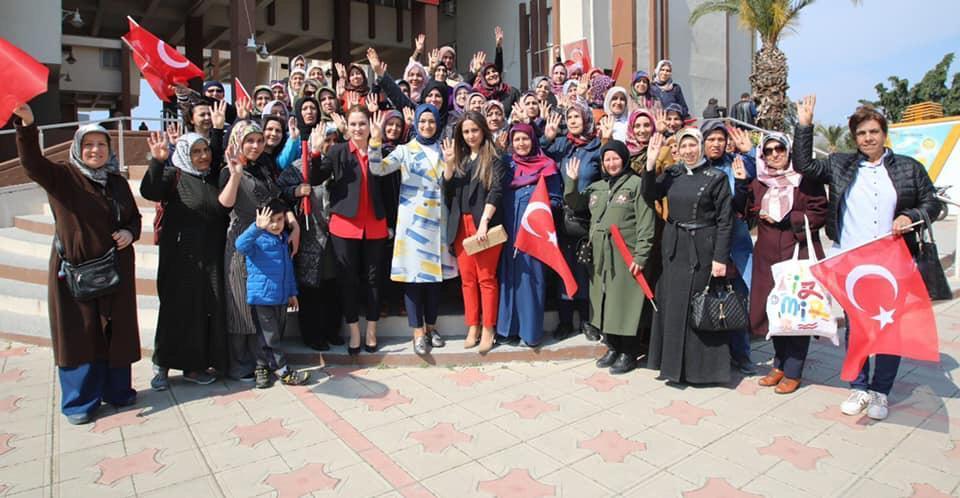 AK Parti İzmir Kadın Kolları Başkanı Dilek Yıldız Büyükdağ, seçim çalışmaları kapsamında Aliağa ilçesini ziyaret ederek, Seçim Koordinasyon Merkezi'nde (SKM) kadınlarla buluştu. Büyükdağ, kendisine eşlik eden AK Parti Aliağa Kadın Kolları Başkanı Şule Akman Yıldırım ile kadınlarla hatıra fotoğrafı çektirdi. ( Mustafa Yıldırım - Anadolu Ajansı )