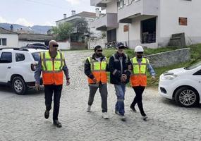 İzmir'in Bergama ilçesinde kesinleşmiş 12 yıl hapis cezası bulunan firari hükümlü yakalandı. Jandarma, fark edilmemek için hükümlünün çalıştığı taş ocağına işçi kıyafetiyle girdi. ( İzmir İl Jandarma Komutanlığı - Anadolu Ajansı )