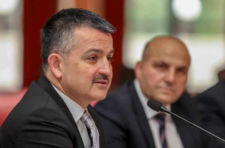 Tarım ve Orman Bakanı Bekir Pakdemirli (solda), Medya Platformu üyesi gazetecilerle bir araya geldi. Pakdemirli, gündemdeki konularla ilgili gazetecilerin sorularını yanıtladı. ( Mahmut Serdar Alakuş - Anadolu Ajansı )