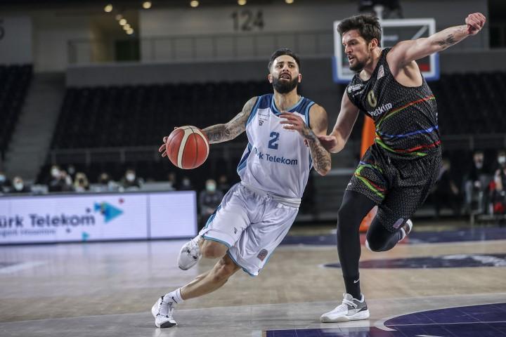 ING Basketbol Süper Ligi 20. hafta maçında Türk Telekom ile Aliağa Petkim karşılaştı. Bir pozisyonda Aliağa Petkim oyuncusu Sinan Sağlam (0) rakibi Alex Perez (2) ile mücadele etti. ( Özge Elif Kızıl - Anadolu Ajansı )