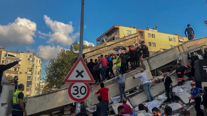 Merkez üssü Ege Denizi'nin Seferihisar ilçesi açıkları olan 6,6 büyüklüğündeki deprem nedeniyle İzmir'in Bayraklı ilçesinde yıkılan binanın enkazından yaralılar çıkarıldı.  ( Tezcan Ekizler - Anadolu Ajansı )