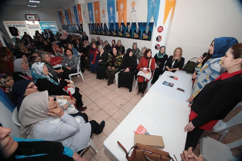 AK Parti İzmir Kadın Kolları Başkanı Dilek Yıldız Büyükdağ (sağ 2), seçim çalışmaları kapsamında Aliağa ilçesini ziyaret ederek, Seçim Koordinasyon Merkezi'nde (SKM) kadınlarla buluştu. Büyükdağ'a, AK Parti Aliağa Kadın Kolları Başkanı Şule Akman Yıldırım (sağda) da eşlik etti.   ( Mustafa Yıldırım - Anadolu Ajansı )