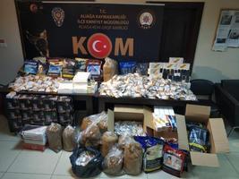 İzmir'in Menemen ilçesinde yapılan kaçak tütün operasyonunda 10 kişiye işlem uygulandı. ( Menemen Cumhuriyet Başsavcılığı  - Anadolu Ajansı )