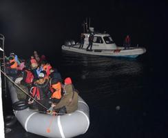İzmir'de son üç günde yasa dışı yollarla yurt dışına çıkmaya çalışan 720 düzensiz göçmen yakalandı. ( Sahil Güvenlik Komutanlığı - Anadolu Ajansı )