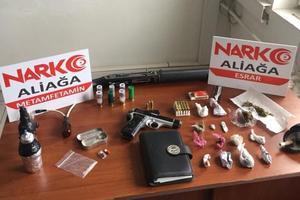 İzmir'in Dikili ilçesinde düzenlenen uyuşturucu operasyonunda gözaltına alınan zanlı tutuklandı. ( Aliağa Emniyet Müdürlüğü - Anadolu Ajansı )
