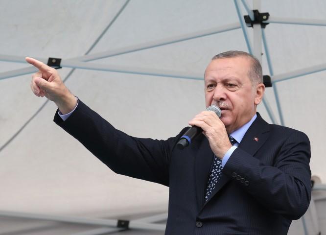 Türkiye Cumhurbaşkanı Recep Tayyip Erdoğan, AK Parti İzmir İl Başkanlığını ziyaret etti. Erdoğan, programda vatandaşlara hitap etti. ( Mustafa Kamacı - Anadolu Ajansı )