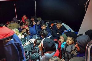 İzmir'in Dikili ilçesinde yasa dışı yollarla yurt dışına çıkmaya çalışan 52 düzensiz göçmen yakalandı. ( Sahil Güvenlik Komutanlığı - Anadolu Ajansı )