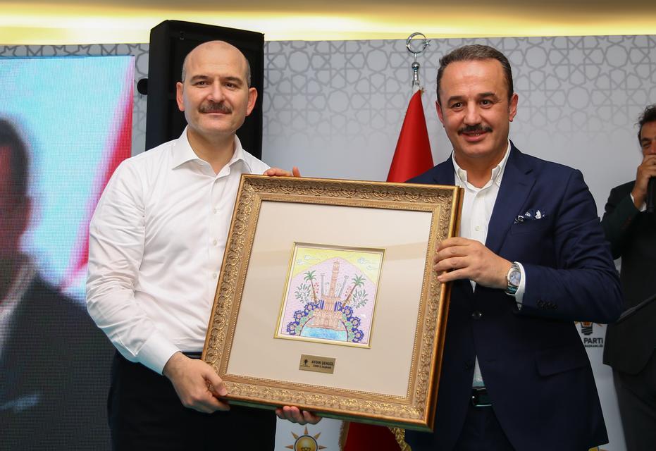 İçişleri Bakanı Süleyman Soylu (solda), İzmir'de AK Parti İl Başkanlığı'nı ziyaret etti. AK Parti İl Başkanı Aydın Şengül (sağda) ziyaretin ardından Bakan Soylu'ya tablo hediye etti. ( Emin Mengüarslan - Anadolu Ajansı )