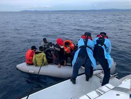 İzmir'in Dikili, Foça ve Çeşme ilçeleri açıklarında Yunanistan unsurlarınca Türk kara sularına itilen 70 sığınmacı kurtarıldı. ( Sahil Güvenlik Komutanlığı - Anadolu Ajansı )