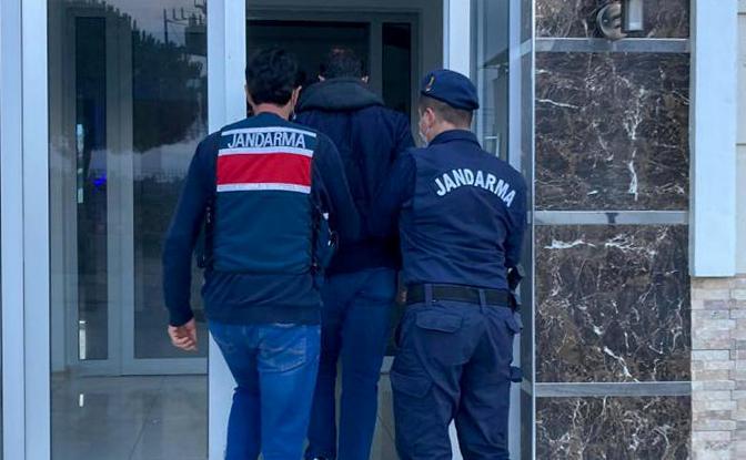 İzmir'de haklarında kesinleşmiş hapis cezası bulunan kişilere yönelik jandarmanın düzenlediği operasyonlarda yakalanan 17 hükümlü cezaevine gönderildi. ( İzmir İl Jandarma Komutanlığı - Anadolu Ajansı )