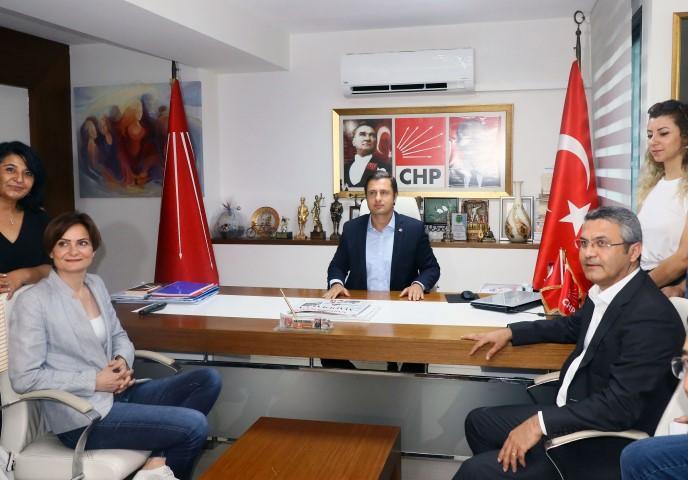 CHP Genel Başkan Yardımcısı Oğuz Kaan Salıcı (sağda) ve CHP İstanbul İl Başkanı Canan Kaftancıoğlu (solda), partisinin İzmir İl Başkanı Deniz Yücel'i (ortada) ziyaret etti. ( Yusuf Şahbaz - Anadolu Ajansı )