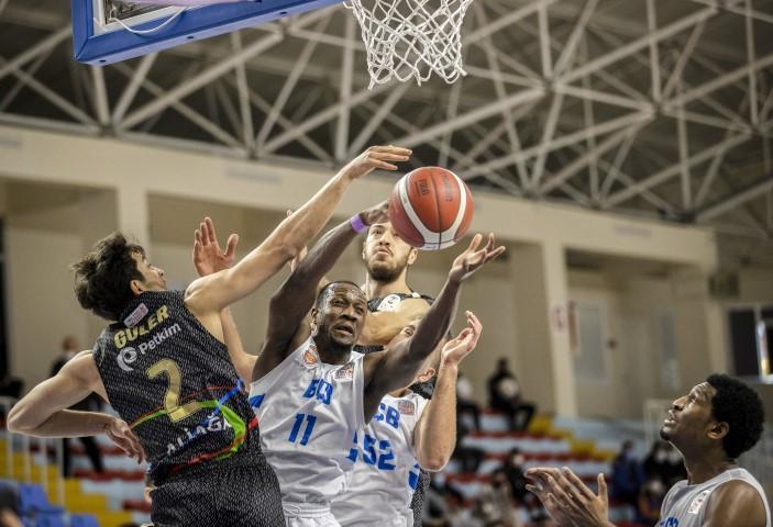 Büyükçekmece Basketbol, ING Basketbol Süper Ligi'nin 6. haftasında Aliağa Petkimspor ile Gazanfer Bilge Spor Salonu’nda karşılaştı. Bir pozisyonda Büyükçekmece Basketbol takımı oyuncusu Greene (11) ve Gerun (sağda), rakibi Aliağa Petkimsporlu oyuncu Boran Güler (2) ile mücadele etti. ( Şebnem Coşkun - Anadolu Ajansı )