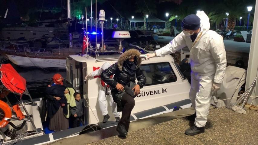 İzmir'de Yunanistan unsurlarınca geri itilen 66 düzensiz göçmen kurtarıldı