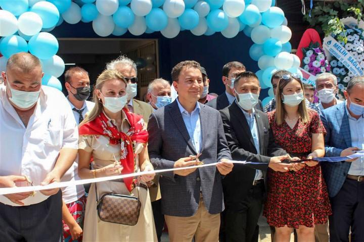 DEVA Partisi Genel Başkanı Ali Babacan, İzmir programı kapsamında partisinin Kiraz ilçe başkanlığının açılışını yaptı. ( Turgay Konuralp - Anadolu Ajansı )