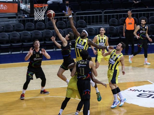Fenerbahçe Beko, ING Basketbol Süper Ligi'nin 5. hafta maçında Aliağa Petkimspor ile karşılaştı.  Aliağa Petkimspor oyuncusu Stephen George Zack (ortada) bir pozisyonda potaya yükseldi.
 ( Esra Bilgin - Anadolu Ajansı )