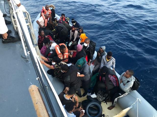 İzmir'in Dikili ilçesinde Yunanistan unsurlarınca Türk kara sularına geri itilen 34 düzensiz göçmen karaya çıkarıldı. ( Sahil Güvenlik Komutanlığı - Anadolu Ajansı )