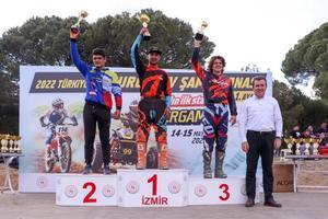 Türkiye Enduro ve ATV Şampiyonası'nın ilk ayak yarışı, İzmir'in Bergama ilçesinde koşuldu. Yarışma sonunda dereceye giren sporculara ödüllerini Bergama Belediye Başkanı Hakan Koştu takdim etti. ( Metin Aydemir - Anadolu Ajansı )