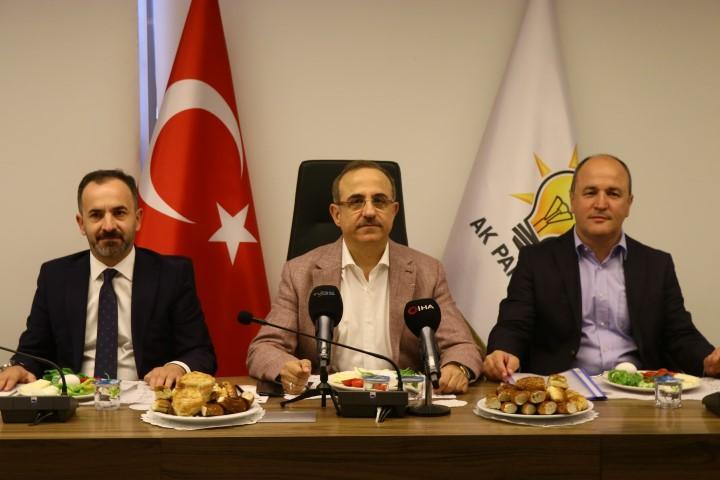 AK Parti İzmir İl Başkanı Kerem Ali Sürekli (ortada), il başkanlığında basın toplantısı düzenledi. ( Tezcan Ekizler - Anadolu Ajansı )