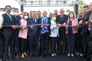 Cumhuriyet Halk Partisi Genel Başkanı Kemal Kılıçdaroğlu, Konak Belediyesi tarafından yapılan 13 sosyal tesisin Konak Engelsiz Yaşam Köyü'nde düzenlenen toplu açılış törenine katıldı. Törende CHP Genel Sekreteri Selin Sayek Böke (sol 6), İYİ Parti Grup Başkanvekili Müsavat Dervişoğlu (sol 7), Konak Belediye Başkanı Abdül Batur (sol 4), CHP İzmir İl Başkanı Deniz Yücel (sol 2) de yer aldı. 
  ( Lokman İlhan - Anadolu Ajansı )