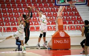 ING Basketbol Süper Ligi'nin 6. haftasında Aliağa Petkimspor ile Galatasaray ENKA Spor Salonu'nda karşılaştı. Galatasaray'dan George Hamilton (sol 2) ile Aliağa Petkimspor'dan Ege Arar (sol 3) pota altında mücadele etti. ( Aliağa Petkimspor - Anadolu Ajansı )