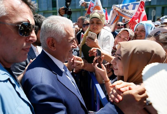 AK Parti İzmir Milletvekili Binali Yıldırım, temaslarda bulunmak üzere geldiği İzmir'de Adnan Menderes Havalimanı'nda partililer tarafından karşılandı. Yıldırım, alanda toplanan vatandaşlarla selamlaştı. ( Mahmut Serdar Alakuş - Anadolu Ajansı )
