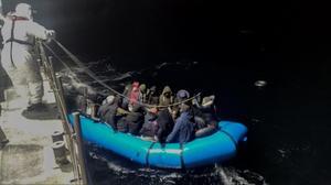 İzmir'in Çeşme, Dikili ve Urla ilçelerinde, Yunanistan unsurlarınca geri itilen 116 düzensiz göçmen kurtarıldı, 179 düzensiz göçmen de yasa dışı yollarla yurt dışına çıkmaya çalışırken yakalandı. ( Sahil Güvenlik Komutanlığı - Anadolu Ajansı )