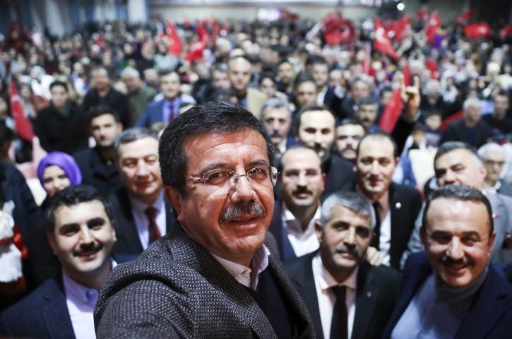 AK Parti İzmir Büyükşehir Belediye Başkan Adayı Nihat Zeybekci, yerel seçim kampanyası kapsamında Kemalpaşa MHP İlçe Başkanlığının Dere Mesire Alanı Atatürk Kültür Merkezinde organize ettiği "Ahmet Şafak ile Mesele Memleket Meselesi" gecesine de katıldı. ( Nihat Zeybekci Basın Bürosu - Anadolu Ajansı )