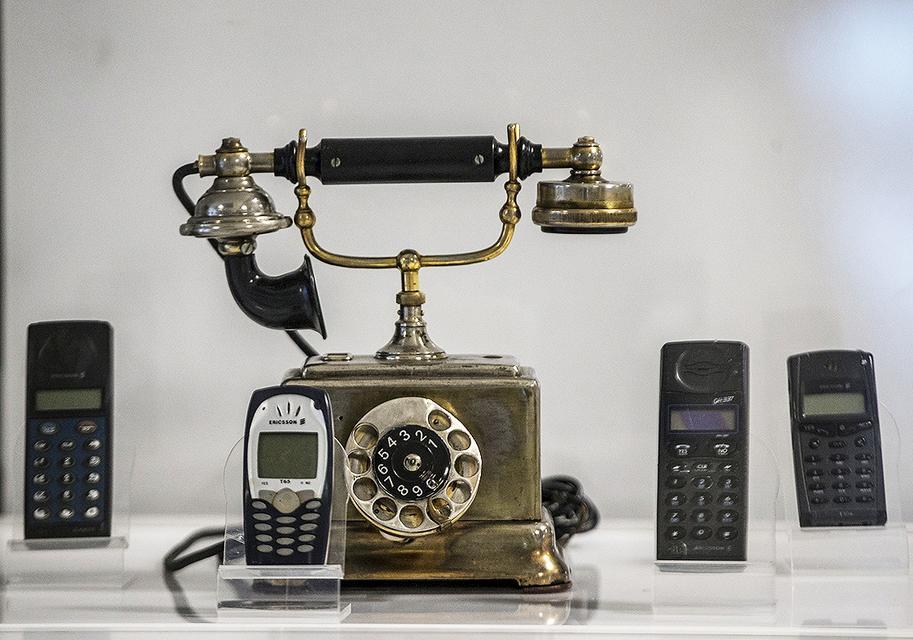 Türkiye'de, 23 Şubat 1994'te dönemin Başbakanı Tansu Çiller'in dönemin Cumhurbaşkanı Süleyman Demirel'i aramasıyla gerçekleşen ilk cep telefonu görüşmesinin üzerinden 25 yıl geçti. ( Ali Balıkçı - Anadolu Ajansı )