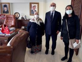 İzmir Valiliği, kentte 2 Şubat'ta birçok ev ve iş yerinde hasara neden olan sel felaketinde zarar gören ailelere nakdi yardımları dağıtmaya başladı. Vali Yavuz Selim Köşger (ortada) Konak ilçesinde yaşayan ve selden zarar gören Sultan Civciv ile Didem Yıldırım'a Aile, Çalışma ve Sosyal Hizmetler Bakanı Zehra Zümrüt Selçuk adına yardım çeklerini verdi. ( İzmir Valiliği - Anadolu Ajansı )