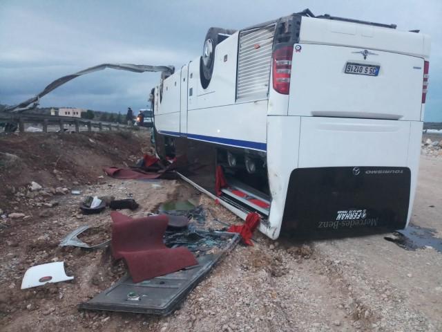 İzmir'in Bergama ilçesinde, işçileri taşıyan servis otobüsü ile otomobilin çarpışması sonucu 25 kişi yaralandı. İzmir-Çanakkale kara yolu Zeytindağ Mahallesi Işıklar mevkisinde, Tacim Keklik'in kullandığı 34 ANB 882 plakalı otomobil, Şeref Görgülü idaresindeki, işçileri taşıyan 35 S 01216 plakalı servis otobüsüyle çarpıştı. Çarpışmanın etkisiyle otobüs devrildi. Kazada, otobüste bulunan işçilerden 20'si ile otomobildeki 5 kişi yaralandı. ( Jandarma - Anadolu Ajansı )