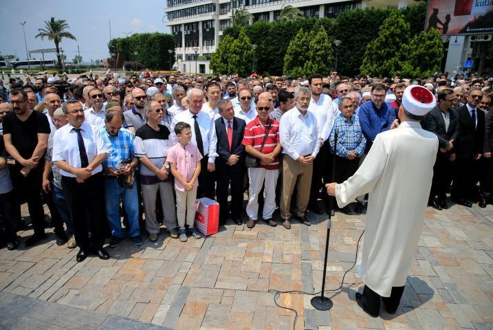 Hayatını kaybeden Mısır'ın demokratik yollarla seçilmiş ilk Cumhurbaşkanı Muhammed Mursi için İzmir Konak Meydanı'nda gıyabi cenaze namazı kılındı. ( Mahmut Serdar Alakuş - Anadolu Ajansı )