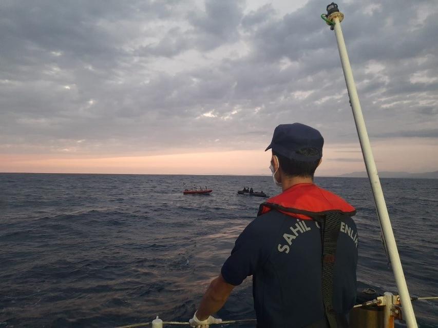 İzmir'in Dikili ve Menderes ilçelerinde, Yunan unsurlarınca Türk kara sularına geri itilen 78 sığınmacı kurtarıldı. ( Sahil Güvenlik Komutanlığı - Anadolu Ajansı )