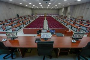 İzmir'de Fetullahçı Terör Örgütünün (FETÖ) darbe girişimine ilişkin 267 sanığın yargılamasının yapılacağı 654 kişi kapasiteli duruşma salonu yenilenerek hazır hale getirildi. FETÖ'nün 15 Temmuz darbe teşebbüsüne ilişkin İzmir'de yürütülen soruşturma kapsamında, 267 sanığın yargılanacağı duruşma salonu, 270 sanık, 202 avukat, 162 izleyici ve 20 basın mensubu olmak üzere 654 kişi kapasiteli düzenlendi. ( Evren Atalay - Anadolu Ajansı )