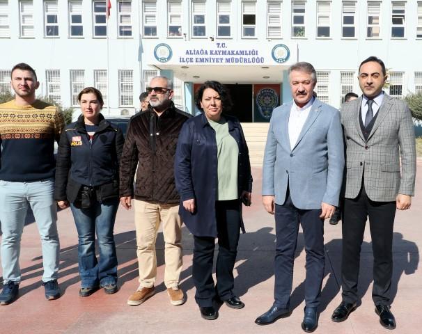 İzmir merkezli 12 ilde, Ege Denizi'ndeki yasa dışı geçişleri organize ettikleri ileri sürülen suç örgütüne yönelik "Aylan bebek" ismi verilen operasyonda, 60 şüpheli gözaltına alındı. İzmir İl Emniyet Müdür Hüseyin Aşkın (sağ 2), Aliağa İlçe Emniyet Müdürlüğüne gelerek, operasyon hakkında bilgi aldıktan sonra açıklamalarda bulundu. ( Mustafa Güngör - Anadolu Ajansı )