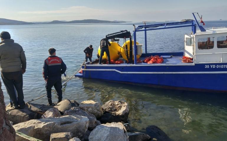İzmir'de kaçak yakalanan 2 ton canlı midye denize bırakıldı