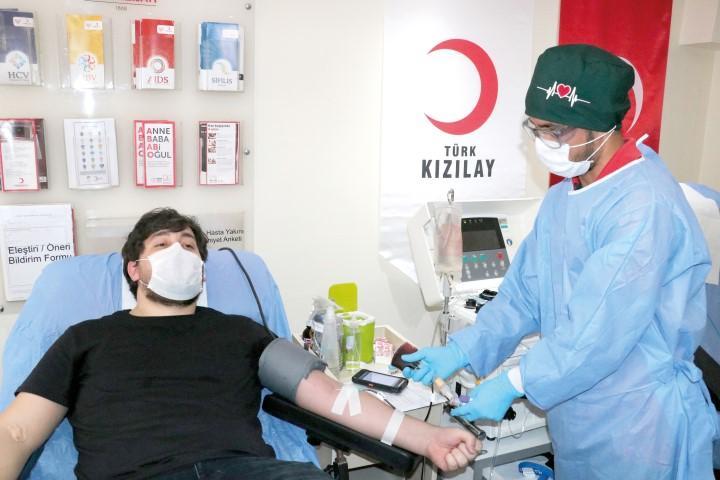 İzmir'de yeni tip koronavirüs (Kovid-19) tedavisi tamamlanan doktor Burak Silahlı (solda), göreve döndükten sonra yoğun bakımda Kovid-19 tedavisi gören genç hastalardan etkilenerek "immün plazma" bağışçısı oldu. ( Tezcan Ekizler - Anadolu Ajansı )
