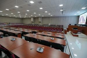 İzmir'de Fetullahçı Terör Örgütünün (FETÖ) darbe girişimine ilişkin 267 sanığın yargılamasının yapılacağı 654 kişi kapasiteli duruşma salonu yenilenerek hazır hale getirildi. FETÖ'nün 15 Temmuz darbe teşebbüsüne ilişkin İzmir'de yürütülen soruşturma kapsamında, 267 sanığın yargılanacağı duruşma salonu, 270 sanık, 202 avukat, 162 izleyici ve 20 basın mensubu olmak üzere 654 kişi kapasiteli düzenlendi. ( Evren Atalay - Anadolu Ajansı )