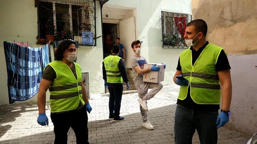 AK Parti İzmir İl Gençlik Kolları üyeleri, yeni tip koronvirüs (Kovid-19) salgını nedeniyle düzenleyemedikleri "vefa iftarı" yerine, ihtiyaç sahiplerine erzak dağıttı. ( AK Parti İzmir İl Başkanlığı - Anadolu Ajansı )