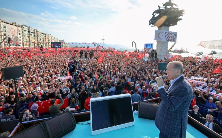 Cumhurbaşkanı ve AK Parti Genel Başkanı Recep Tayyip Erdoğan (sağda), partisince İzmir Gündoğdu Meydanı'nda düzenlenen mitinge katılarak konuşma yaptı. ( Murat Kula - Anadolu Ajansı )