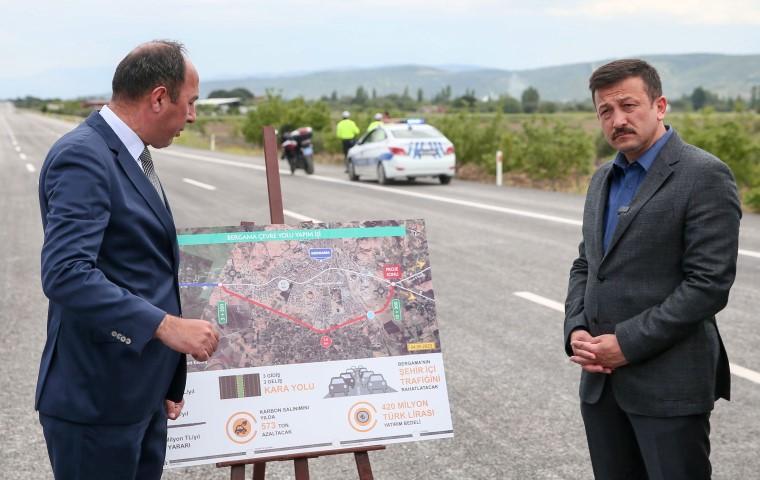 AK Parti Genel Başkan Yardımcısı Hamza Dağ (sağda) hizmete giren Bergama Çevre Yolu'nda incelemede bulundu. Bergama Belediye Başkanı Hakan Koştu ile AK Parti İzmir milletvekili adayı Kerem Ali Sürekli'nin eşlik ettiği Hamza Dağ, Karayolları 2. Bölge Müdürü Murat Gönenli'den (solda) bilgi aldı. ( Ömer Evren Atalay - Anadolu Ajansı )