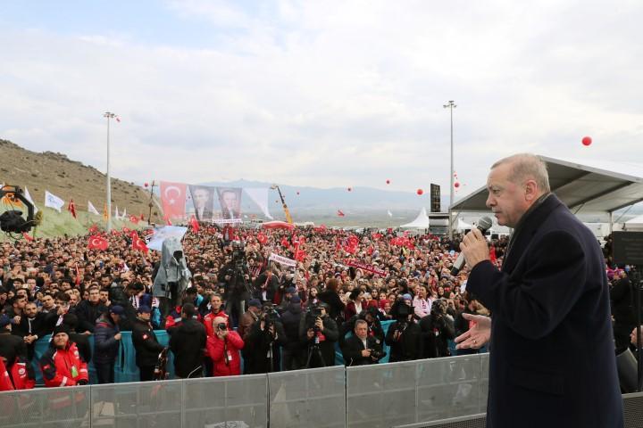 Türkiye Cumhurbaşkanı Recep Tayyip Erdoğan, İzmir'de Menemen-Aliağa-Çandarlı otoyolu açılışı törenine katılarak konuşma yaptı. ( Cumhurbaşkanlığı / Murat Çetinmühürdar - Anadolu Ajansı )