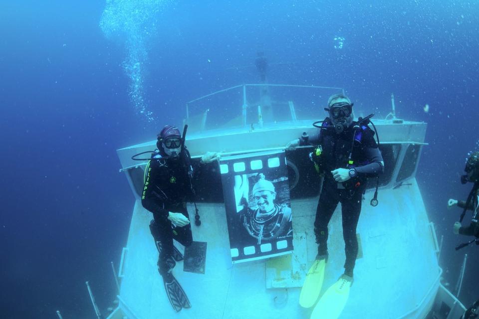 Türkiye'nin ilk su altı fotoğraf sanatçılarından Mustafa Kapkın'ın 63 yıl önce çektiği karelerden oluşan "Sünger Dalgıçları" sergisi, Çeşme açıklarında 30 metre derinlikteki askeri teknenin içinde dalış meraklılarını ve sanatseverleri bekliyor. Çeşme açıklarında Eşek Adası yakınında batırılan Sahil Güvenlik botu TCSG 68, ender görülen sanat etkinliklerinden birine ev sahipliği yapıyor. Kendi geliştirdiği cihazla 63 yıl önce Bodrum'da süngercileri fotoğraflayan Kapkın'ın kareleri, Çeşme'de yine su altında sergilenmeye başlandı. Dalış turizmini canlandırmak için batırılan ve 30 metre derinlikteki TCSG 68'de açılan "Sünger Dalgıçları" isimli sergi, su altı fotoğraf sanatçıları Tahsin Ceylan, Ateş Evirgen, Lütfü Tanrıöver ve Anadolu Ajansı ekibi tarafından görüntülendi.  ( Tahsin Ceylan - Anadolu Ajansı )